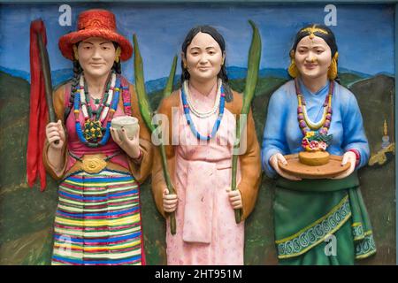 Pittura di rilievo che mostra la gente etnica locale, Gangtok, Sikkim, India Foto Stock