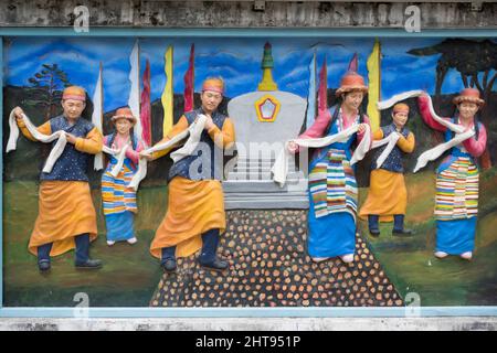 Pittura di rilievo che mostra la gente etnica locale, Gangtok, Sikkim, India Foto Stock