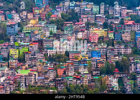 Case colorate sulla collina, Gangtok, Sikkim, India Foto Stock