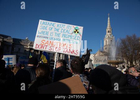 Londra, UK, 27th Feb 2022 migliaia di persone si riuniscono a Trafalgar Square per protestare contro i recenti attacchi della Russia contro l'Ucraina. Credit: Kiki Streitberger/Alamy Live News Foto Stock