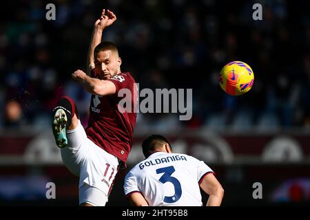 Torino, Italia. 27 febbraio 2022. Marko Pjaca del Torino FC calcia la palla durante la Serie A partita di calcio tra Torino FC e Cagliari Calcio. Credit: Nicolò campo/Alamy Live News Foto Stock