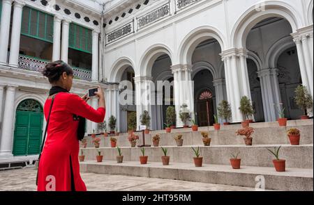 Ragazza che fotografa in casa Maharshi Bhavana, Kolkata, Bengala Occidentale, India Foto Stock