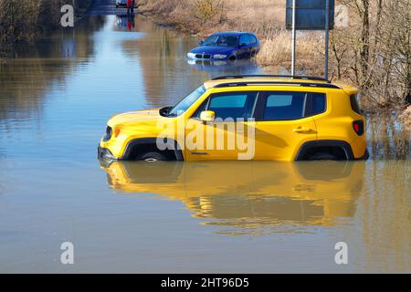 Veicoli abbandonati a Newton Lane a Fairburn, North Yorkshire, 1 settimane dopo che Storm Franklin ha portato alluvione in alcune parti del Regno Unito Foto Stock