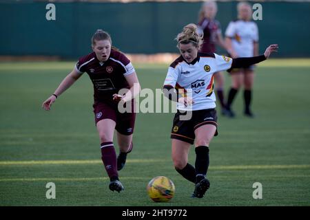 Edimburgo, Regno Unito. 27th Feb 2022. Oriam, Edimburgo, Scozia, 27th febbraio 2022 Shona Cowan (Hearts, #25) e Clare Dochrety (Partick Thistle, #8) durante la partita del SWPL1 tra Hearts e Partick Thistle a Oriam, Edimburgo, Scozia. Park's Motor Group Scottish Women's Premier League 1 Alex Todd/SPP Credit: SPP Sport Press Photo. /Alamy Live News Foto Stock