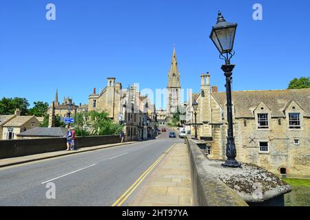 Chiesa di Santa Maria e Santa Maria la collina dalla città ponte, Stamford, Lincolnshire, England, Regno Unito Foto Stock