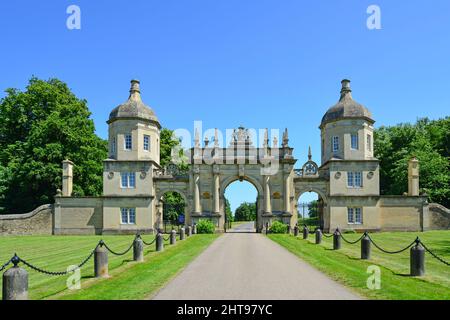 Cancello di ingresso al XVI secolo Burghley House, Stamford, Lincolnshire, England, Regno Unito Foto Stock