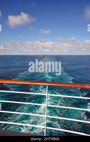 Vista del risveglio da prua di nave MS Eurodam nave da crociera, Mare del Nord Europa Foto Stock