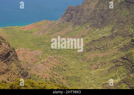 Vista panoramica dall'alto dalla valle di Napili a Kauai, Hawai Foto Stock