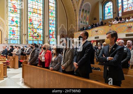 New York, Stati Uniti. 27th Feb 2022. Membro del consiglio comunale Carlina Rivera (3rd da R), Congresswoman Carolyn Maloney (5th da R), senatore di stato Brad Hoylman (1st da R) partecipa domenica mattina alla Santa Messa presso la chiesa cattolica Ucraina di San Giorgio a New York il 27 febbraio 2022. Il Cardinale Dolan ha partecipato alla messa di domenica per dimostrare il suo sostegno all'Ucraina sotto l'invasione delle truppe russe. (Foto di Lev Radin/Sipa USA) Credit: Sipa USA/Alamy Live News Foto Stock