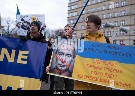 Cracovia, Polonia. 27th Feb 2022. I manifestanti hanno cartelloni durante la dimostrazione gli ucraini a Cracovia protestano contro la guerra in Ucraina e l'aggressione di Putin contro il loro paese. (Foto di Wojciech Grabowski/SOPA Images/Sipa USA) Credit: Sipa USA/Alamy Live News Foto Stock