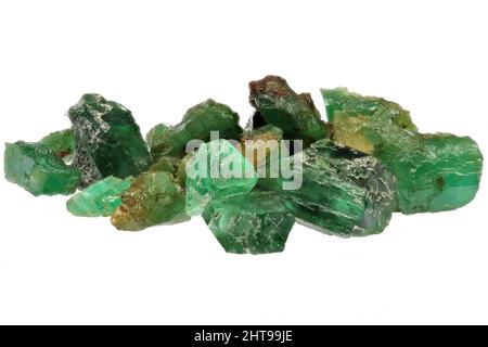 gruppo di cristalli smeraldo naturali isolati su sfondo bianco Foto Stock