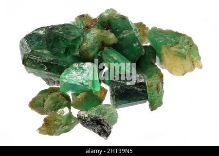gruppo di cristalli smeraldo naturali isolati su sfondo bianco Foto Stock
