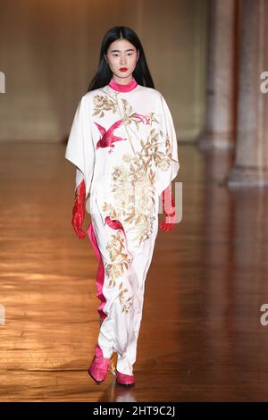 Milano, . 27th Feb 2022. Milan Fashion Week, Autunno Inverno 2022 2023 Milano, Festa della Moda Donna Autunno Inverno 2022 2023 Fashion Show di Hui Fashion Show nella foto: Olivia Palermo Credit: Independent Photo Agency/Alamy Live News Foto Stock