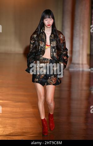 Milano, . 27th Feb 2022. Milan Fashion Week, Autunno Inverno 2022 2023 Milano, Festa della Moda Donna Autunno Inverno 2022 2023 Fashion Show di Hui Fashion Show nella foto: Olivia Palermo Credit: Independent Photo Agency/Alamy Live News Foto Stock