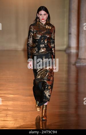 Milano, . 27th Feb 2022. Milan Fashion Week, Autunno Inverno 2022 2023 Milano, Festa della Moda Donna Autunno Inverno 2022 2023 Fashion Show di Hui Fashion Show nella foto: Olivia Palermo Credit: Independent Photo Agency/Alamy Live News Foto Stock
