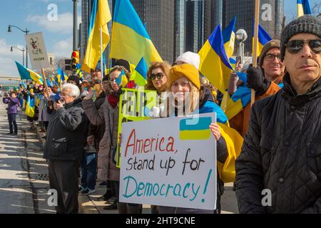 Detroit, Michigan, Stati Uniti. 27th Feb 2022. Centinaia di persone e un lungo convoglio di camion si unirono a un raduno che sostenne gli ucraini nella loro lotta contro l'invasione russa del loro paese. Quasi 40.000 residenti del Michigan sono di origine Ukraniana. Credit: Jim West/Alamy Live News Foto Stock