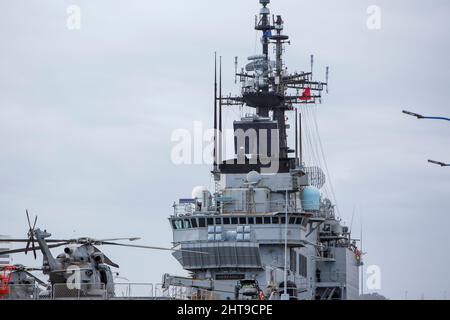 A Coruna-Spagna. Il portaerei della Marina Italiana 'Giuseppe Garibaldi' è ormeggiato nel porto Di Una Coruna il 24 febbraio 2022 Foto Stock