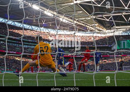 Londra, Regno Unito. 27th Feb 2022. Caoimhin Kelleher di Liverpool fa un punto in bianco salva da Christian Pulisic di Chelsea durante la partita finale della Coppa Carabao tra Chelsea e Liverpool al Wembley Stadium il 27th 2022 febbraio a Londra, Inghilterra. (Foto di Paul Chesterton/phcimages.com) Credit: PHC Images/Alamy Live News Foto Stock