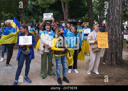 Antalya, Turchia - Febbraio 27 2022: Gli ucraini si radunano ad Antalya per protestare contro l'invasione russa della loro patria, proteste contro l'invasione della Russia. Foto Stock