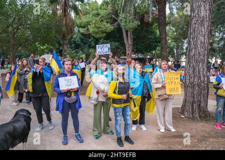 Antalya, Turchia - Febbraio 27 2022: Gli ucraini si radunano ad Antalya per protestare contro l'invasione russa della loro patria, proteste contro l'invasione della Russia. Foto Stock