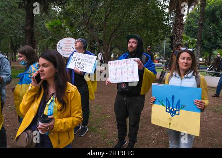 Antalya, Turchia - Febbraio 27 2022: Gli ucraini si radunano ad Antalya per protestare contro l'invasione russa della loro patria, proteste contro l'invasione della Russia. Foto Stock