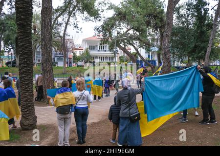 Antalya, Turchia - Febbraio 27 2022: Gli ucraini si radunano ad Antalya per protestare contro l'invasione russa della loro patria, proteste contro l'invasione della Russia. Foto Stock