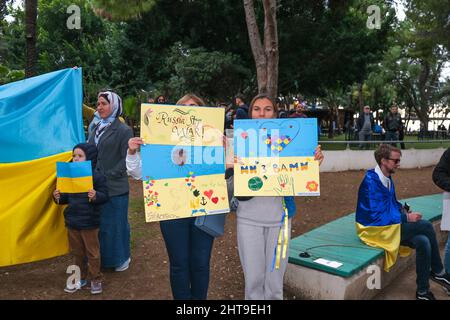 Antalya, Turchia - Febbraio 27 2022: Gli ucraini si radunano ad Antalya per protestare contro l'invasione russa della loro patria, proteste contro l'invasione della Russia. Foto Stock