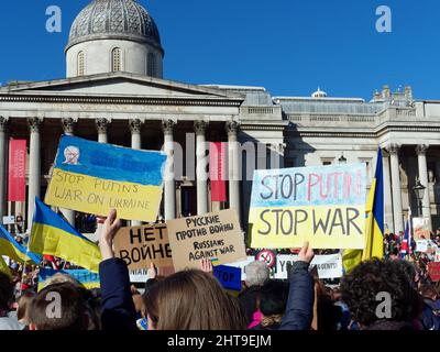 Vista di striscioni anti-Putin e anti-russi di fronte alla Galleria Nazionale di Trafalgar Square Londra per protestare contro l'invasione russa dell'Ucraina Foto Stock