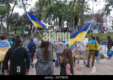 Antalya, Turchia - Febbraio 27 2022: Gli ucraini si radunano ad Antalya per protestare contro l'invasione russa della loro patria, proteste contro l'invasione della Russia. Foto Stock