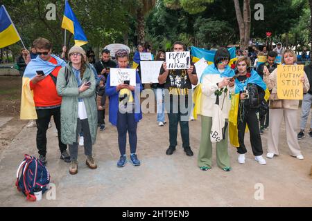 Antalya, Turchia - Febbraio 27 2022: Gli ucraini si radunano ad Antalya per protestare contro l'invasione russa della loro patria, proteste contro l'invasione della Russia. Foto Stock