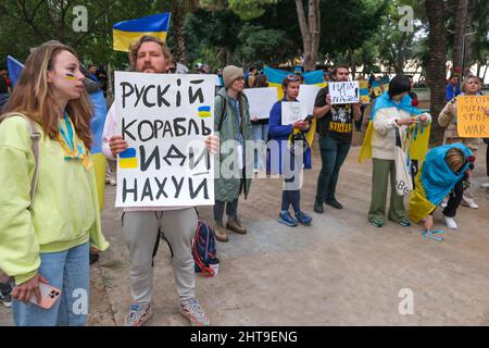 Antalya, Turchia - Febbraio 27 2022: Gli ucraini si radunano ad Antalya per protestare contro l'invasione russa della loro patria, proteste contro l'invasione della Russia. Foto Stock