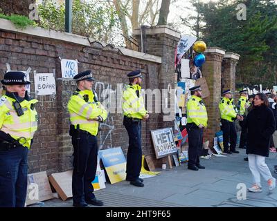 Vista degli ufficiali della polizia metropolitana di Londra che proteggono il Consolato Russo a Londra durante le proteste sull'invasione russa dell'Ucraina Foto Stock