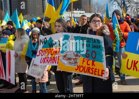 Detroit, Michigan, Stati Uniti. 27th Feb 2022. Centinaia di persone e un lungo convoglio di camion si unirono a un raduno che sostenne gli ucraini nella loro lotta contro l'invasione russa del loro paese. Il segno portato dalla donna a destra cita le ultime parole riportate delle guardie di frontiera ucraine prima che siano state attaccate dalla marina russa e dall'aeronautica. Credit: Jim West/Alamy Live News Foto Stock