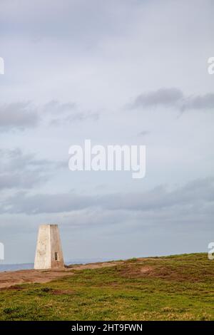 Punto di trig di indagine di ordnance sulla cima di Helsby Hill in Cheshire Inghilterra Foto Stock