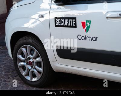 Colmar, Francia - 13 dicembre 2021: Un'auto di sicurezza urbana sulla strada di Colmar a Natale Foto Stock