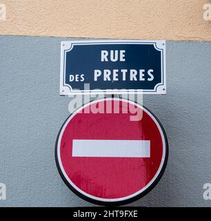 Colmar, Francia - 13 dicembre 2021: Cartello blu per Rue des Pretres - Via dei sacerdoti e cartello stradale per la proibizione del traffico a Colmar, Francia Foto Stock