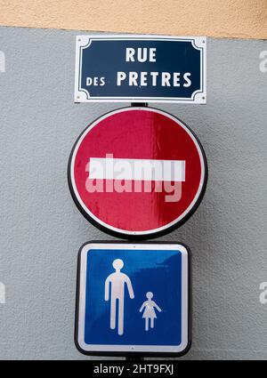 Colmar, Francia - 13 dicembre 2021: Cartello blu per Rue des Pretres - Via dei sacerdoti e cartello stradale per la proibizione del traffico a Colmar, Francia Foto Stock