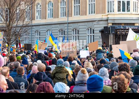 Bandiere ucraine di fronte all'ambasciata russa a Copenaghen, una bandiera in guerra per la guerra nucleare, 27 febbraio 2022 Foto Stock