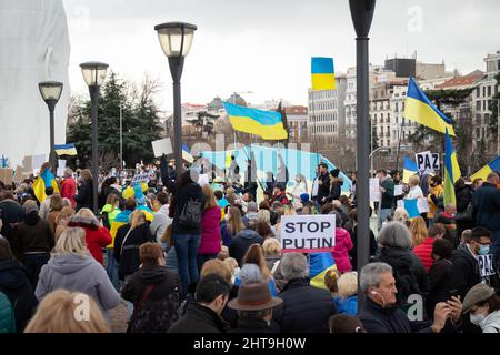 Madrid, Spagna. 27th Feb 2022. Manifestazione contro l'invasione russa dell'Ucraina a Madrid, in Spagna, il 27 febbraio 2022. Decine di migliaia di persone si dimostrano a Madrid contro la guerra in Ucraina. (Foto di Alvaro Laguna/Pacific Press) Credit: Pacific Press Media Production Corp./Alamy Live News Foto Stock