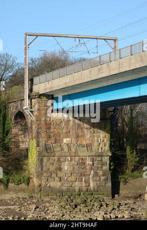 Vista dei moli settentrionali di Carlisle (o Lune) Bridge che trasporta la linea ferroviaria principale della costa occidentale sul fiume Lune a Lancaster. Foto Stock