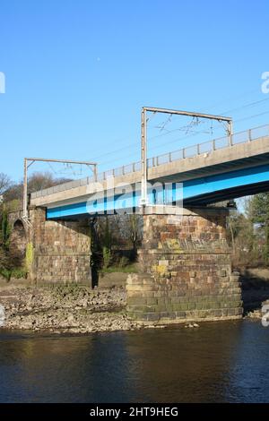 Vista dei moli settentrionali di Carlisle (o Lune) Bridge che trasporta la linea ferroviaria principale della costa occidentale sul fiume Lune a Lancaster. Foto Stock