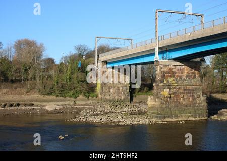 Vista dei moli settentrionali di Carlisle (o Lune) Bridge che trasporta la linea ferroviaria principale della costa occidentale sul fiume Lune a Lancaster. Foto Stock