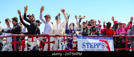 San Pietroburgo, Stati Uniti. 27th Feb 2022. Piloti Salutando i tifosi prima del 2022 Firestone Grand Prix di San Pietroburgo, domenica 27 febbraio 2022 a San Pietroburgo, Florida. Foto di Mike Gentry/UPI Credit: UPI/Alamy Live News Foto Stock