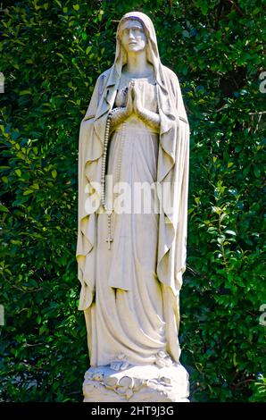 Una statua della Vergine Maria si trova fuori dalla McGill-Toolen Catholic High School, 19 febbraio 2022, a Mobile, Alabama. Foto Stock