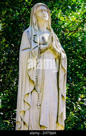 Una statua della Vergine Maria si trova fuori dalla McGill-Toolen Catholic High School, 19 febbraio 2022, a Mobile, Alabama. Foto Stock