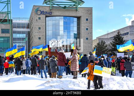 Ottawa, Canada - 27 febbraio 2022: L'Ottawa si trova con l'Ucraina Rally e marcia per protestare contro l'invasione russa dell'Ucraina. È iniziata presso l'Ambasciata russa e si è conclusa presso il Municipio di Ottawa. Il Canada ha la terza popolazione Ucraina al mondo dietro l'Ucraina stessa e la Russia. Foto Stock