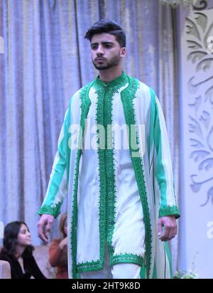 Casablanca. 27th Feb 2022. Un modello presenta una creazione durante una sfilata di abiti tradizionali marocchini a Casablanca, in Marocco, il 27 febbraio 2022. Credit: Xinhua/Alamy Live News Foto Stock