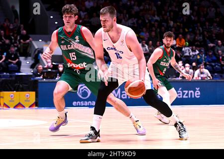 Pardubice, Repubblica Ceca. 27th Feb 2022. Konstantin Kostadinov della Bulgaria, a sinistra, e Martin Peterka della Repubblica Ceca in azione durante la partita di qualificazione maschile per il campionato del mondo 2023 Repubblica Ceca vs Bulgaria a Pardubice, Repubblica Ceca, 27 febbraio 2022. Credit: David Tanecek/CTK Photo/Alamy Live News Foto Stock