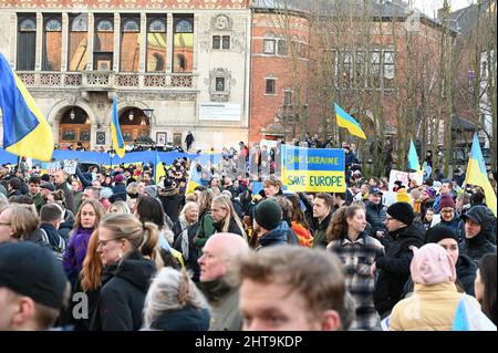 Folla di persone che protestano contro l'invasione russa dell'Ucraina: Manifestazione contro le proteste belliche ad Aarhus, Danimarca, il 26 febbraio 2022. Foto Stock