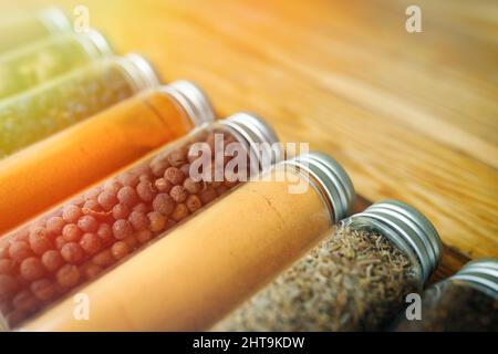 Spezie ed erbe di diversi colori in piccoli vasi. Vista d'angolo. Foto Stock